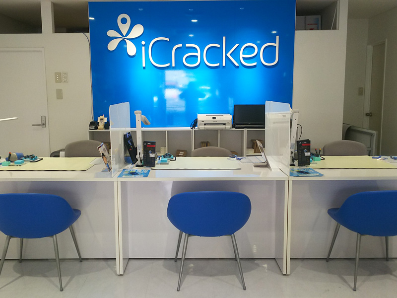 iPhone修理店iCracked storeカウンター