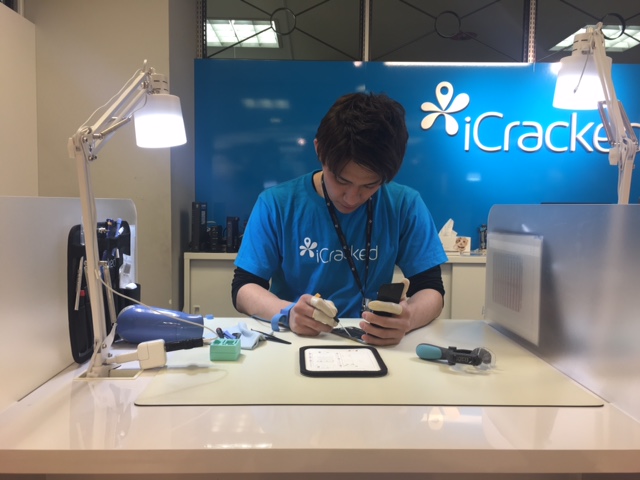 iCracked Store 横浜ロフトのiPhone修理風景